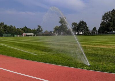 Irriga - závlaha sportoviště - dotace Kabina